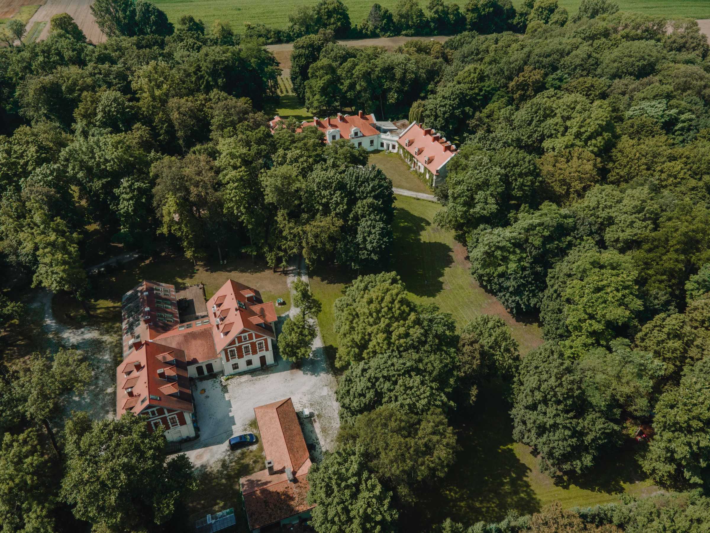 Otoczenie posiadłości z drona, fotografia z powietrza